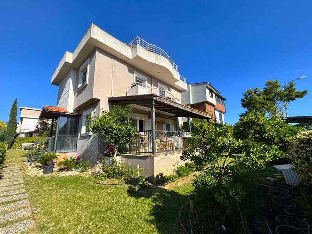 REMAX YELKEN'DEN URLA BADEMLER DE SİTE İÇİ, DOĞAL GAZLI, GENIŞ BAHÇELI TAM MÜSTAKİL VİLLA