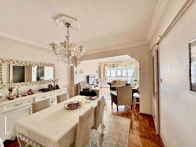 ÜSKÜDAR MERKEZDE BAKIMLI DENİZ MANZARALI GENİŞ SATILIK 3+1 DAİRE