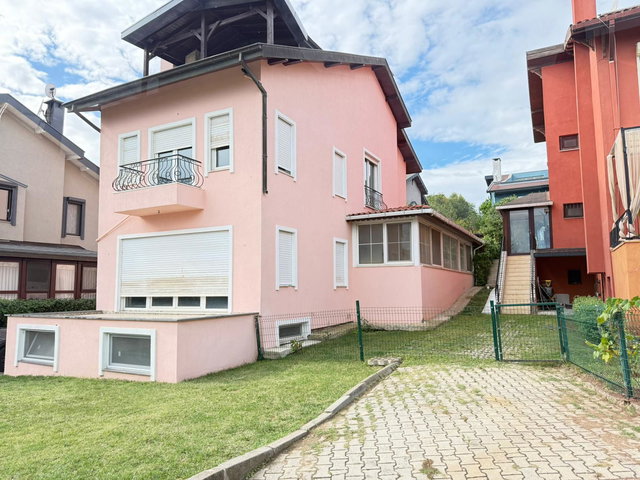 ZEKERİYAKÖY ÇARŞIYA YAKIN ÇAMLIK EVLERİ SİTESİ'NDE KİRALIK MÜSTAKİL VİLLA