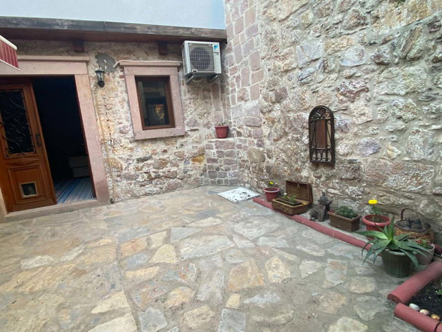 AYVALIK ZEKİBEY'DE KİRALIK 2+1 AVLULU DUBLEKS MÜSTAKİL TAŞ EV