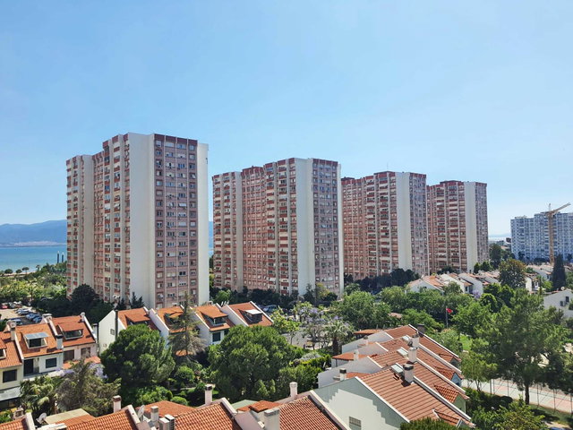 İZMİR KARŞIYAKA MAVİŞEHİR PAMUKKALE SİTESİ KİRALIK, TADİLATLI 4+1 KÖŞE DAİRE