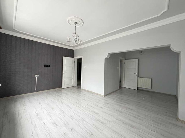 YAĞCILAR'DA MÜSTAKİL BİNADA CAM BALKONLU 2+1 KİRALIK FERAH DAİRE