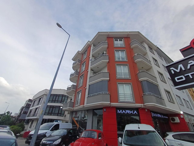 REMAX YAZ'DAN CADDE ÜSTÜNDE GENIŞ ASANSÖRLÜ SATILIK 1+1