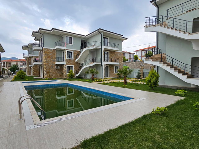 GÖKÇEADA DA HAVUZLU SITEDE FULL EŞYALI KLIMALI 2+1 BAHÇE KATI