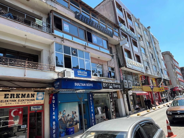 REMAXÇAKRA ÖMER ONAYCI'DAN GÖLCÜK ÇARŞI İÇINDE SATILIK DAIRE