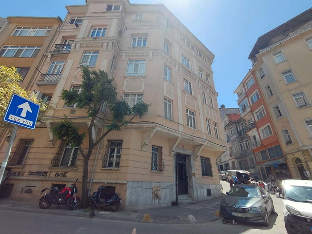 KADIKÖY'ÜN KALBİNDE, TARİHİ BİNADA, YÜKSEK TAVAN, FERAH KİRALIK