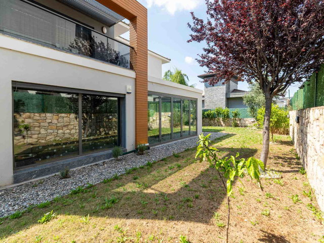 HAVUZLU TAM MÜSTAKİL KULLANIŞLI VILLA