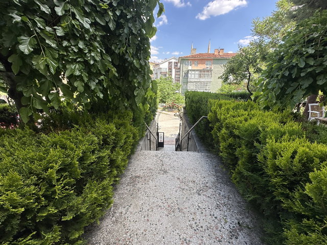 AYVALI MERKEZİ KONUMDA ARAKAT 3+1 SATILIK DAİRE