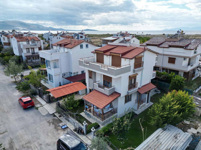 DİKİLİ CUMHURİYET’TE EŞYALI 6+1 VİLLA