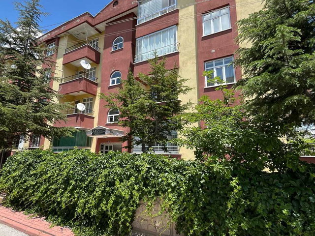 KOSOVA MAHALLESİNDE YEŞİLLİKLER İÇİNDE MÜSTAKİL TADINDA GÜNEY CEPHE 3+1 SATILIK DAİRE