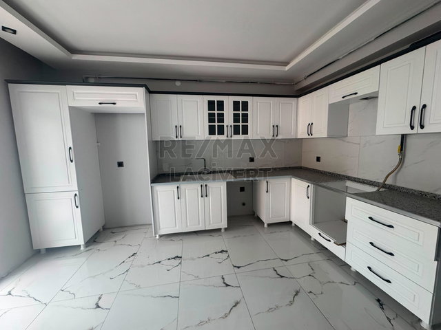 RE/MAX LACİVERT'TEN KUZEY PLAZA'DA SATILIK 3+1 ARAKAT DAİRE