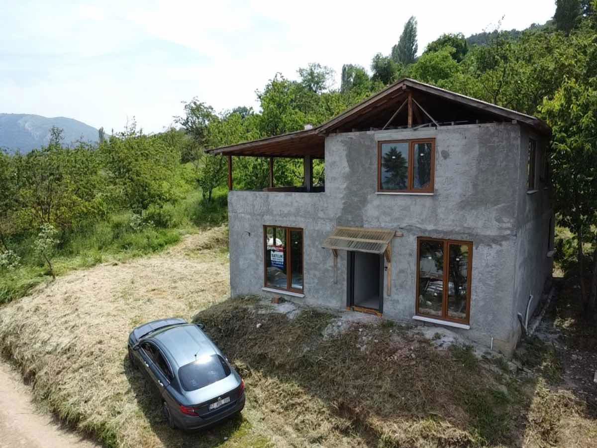 REMAX ŞABAN KARAKAŞ GEYVE DE 390M2 ARSA İÇİNDE 4+1 MÜSTAKİL