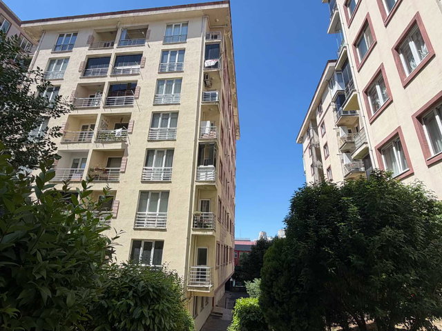 METROBÜSE YAKIN NADIDE EVLERINDE ARA KAT KİRALIK 2+1