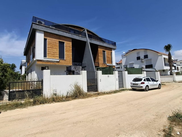 ANTALYA BELEK'TE SITE İÇINDE MÜSTAKIL SATILIK 4+1 TRIPLEKS LÜKS VILLA