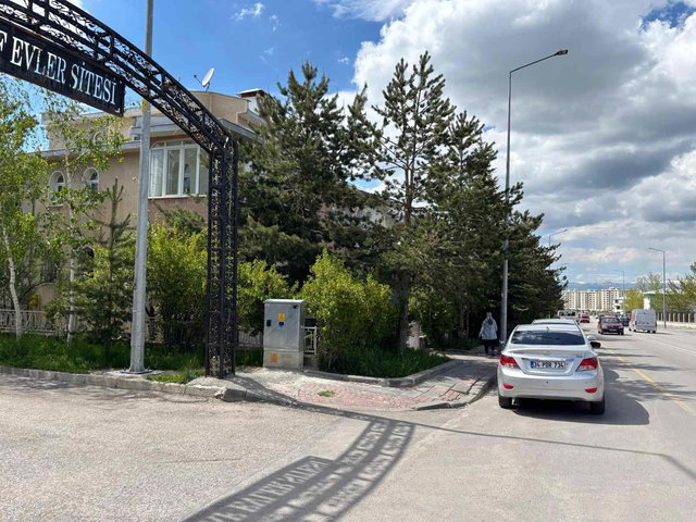 REMAX ARTIS'DEN YILDIZKENT'TE SATILIK TRIPLEKS VILLA