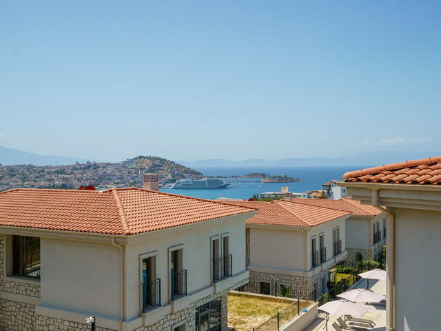 KUŞADASI MARİNA MEVKİİ'NDE SATILIK 4+1 TAŞ KONSEPTLİ VİLLA