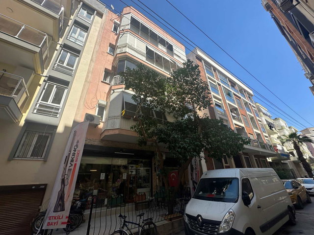 37 KARŞIYAKA ŞEMİKLER'DE ARAKAT SATILIK 3+1 DAİRE