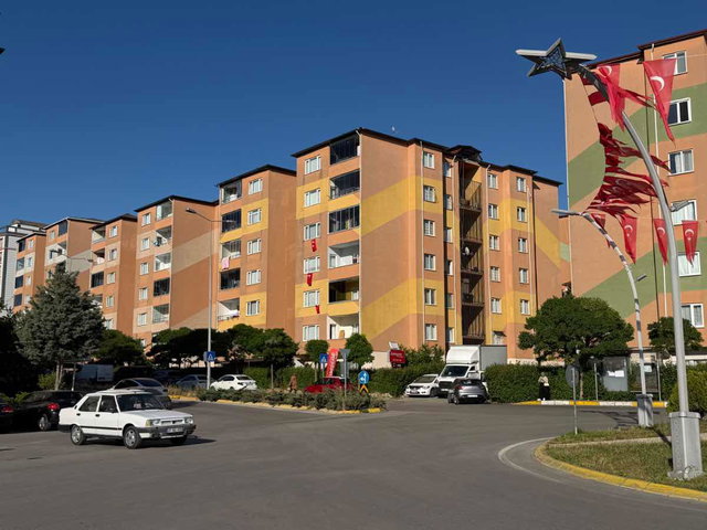 ÇAYIROVA ÇAĞDAŞKENT ALPASLAN SİTESİNDE 3+1 120 M2 SATILIK DAİRE.