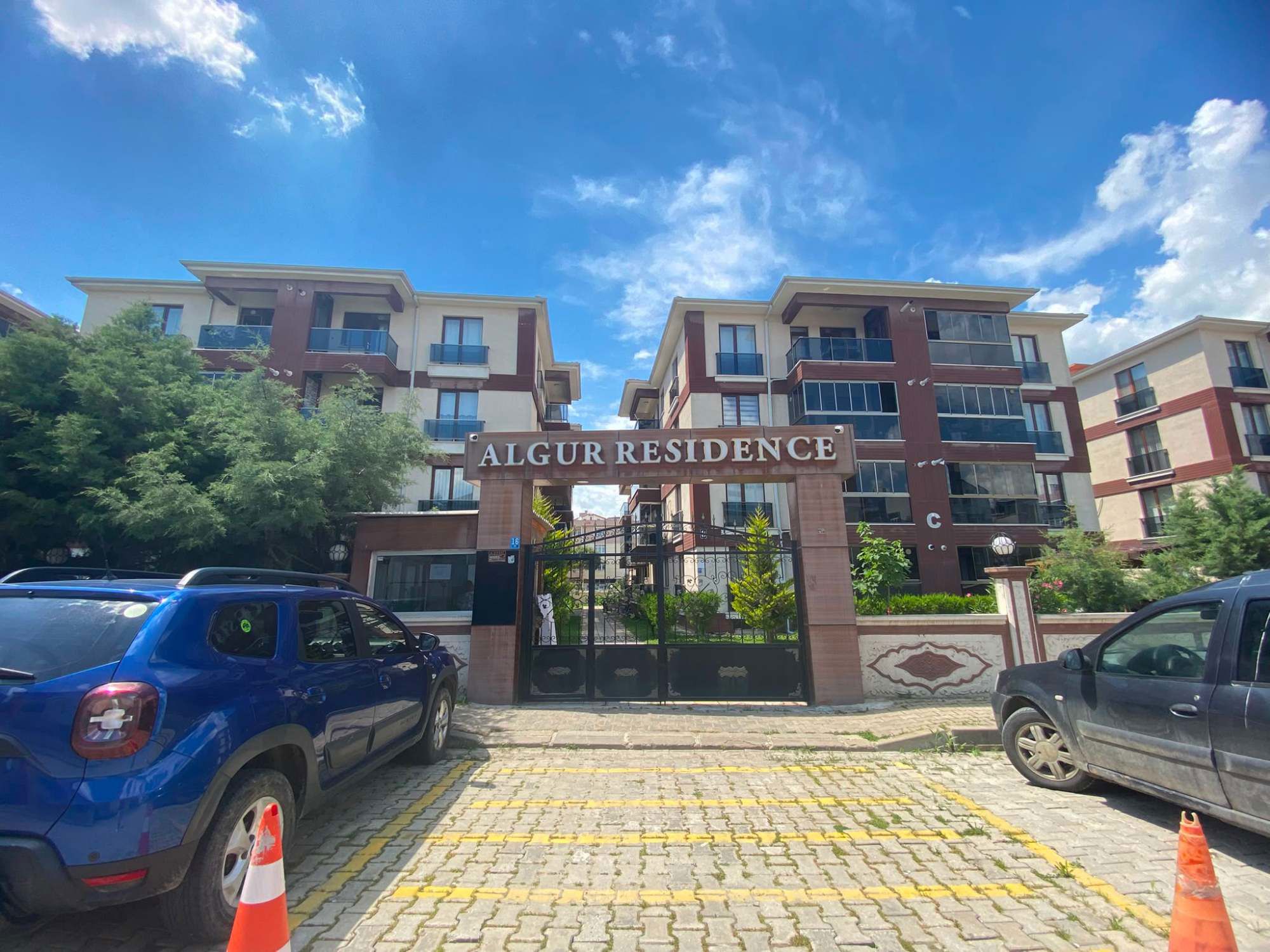 REMAX LANDDEN SARAY'DA HAVUZLU SİTEDE ŞEREFİYESİ YÜKSEK SATILIK 2+1