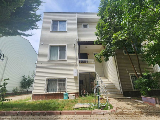 RE/MAX İNCİ'DEN EDREMİT ÜLKÜ YOLUNDA SATILIK 6+1 EŞYALI TRİPLEKS VİLLA