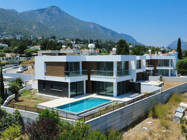 GIRNE OZANKÖY'DE DENIZ & DAĞ MANZARALI, TÜRK KOÇANLI LÜKS VILLA