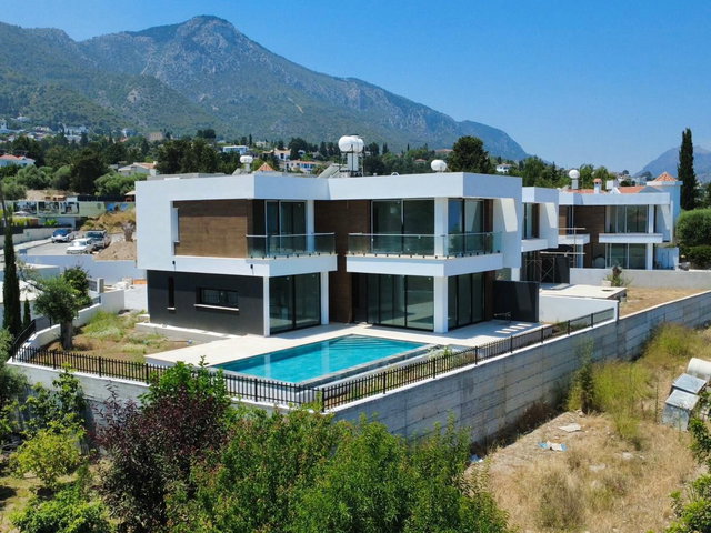 GIRNE OZANKÖY'DE DENIZ VE DAĞ MANZARALI LÜKS VILLA