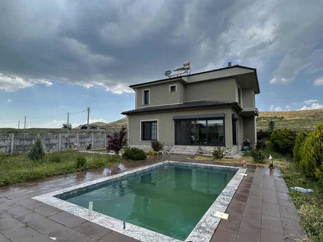 AFYON’DA HAVUZLU LÜKS VİLLA  600 M² ARSA • 4,5+1 •