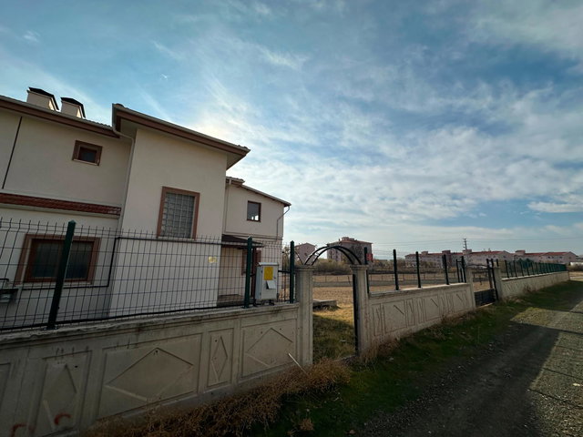 ANKARA ÇUBUK’TA 1.500 M² ARSA İÇİNDE TRİPLEX VİLLA