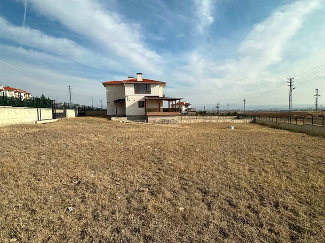 ANKARA ÇUBUK’TA 1.500 M² ARSA İÇİNDE TRİPLEX VİLLA