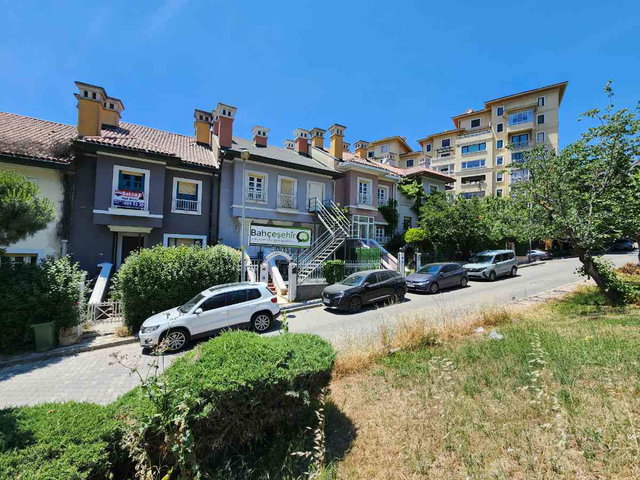 BAHÇEŞEHİR CADDE ÜZERİ VİLLA ( ILGAZ ADASI - FIRAT CADDESİ )