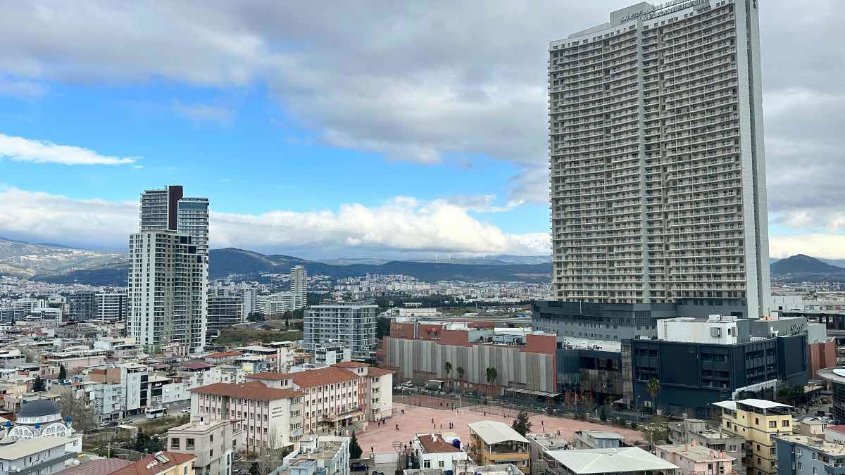 BORNOVA YEŞILOVA VIVEN VOGUA 'DA  1+1 LÜKS DAIRE