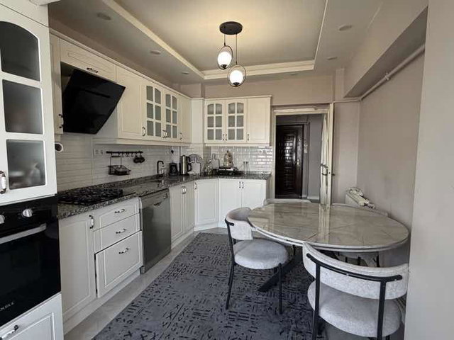 REMAX MAVİ’DEN ÇARŞI MERKEZDE SATILIK GENİŞ 3+1 GARAJLI DAİRE