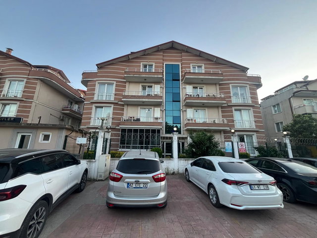 KARTEPE HÜRSOY BAHÇELIEVLER SITESI'NDE SATILIK 3+1 ARAKAT DAIRE