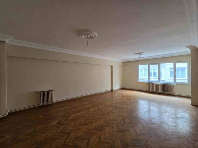REMAX PRO'DAN 4.LEVENT METROYA 2 DK MESAFEDE 3+1 GENİŞ ARA KAT DAİRE