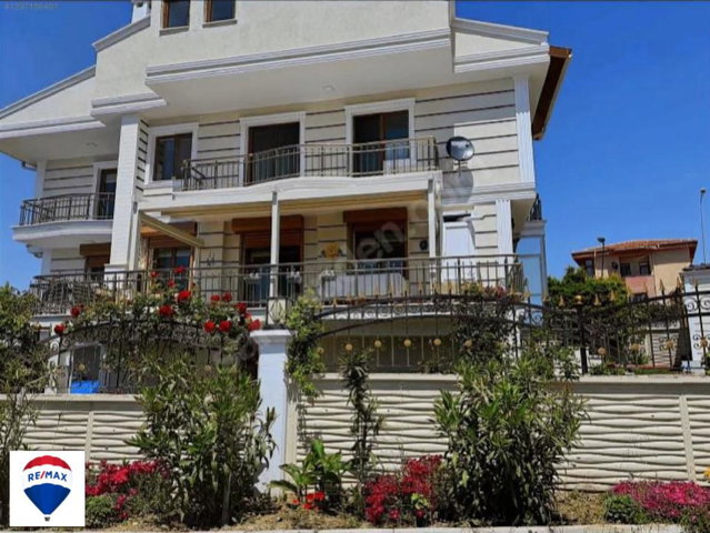 REMAX KAYA SILIVRI DE DENIZ MANZARALI 8+2 VILLA