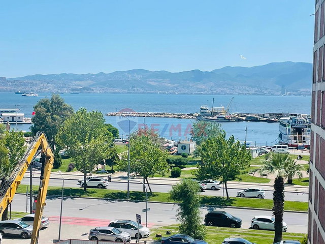 Karşıyaka Bostanlı'da Deniz Manzaralı Kiralık 4+1 Daire