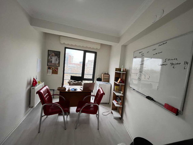 ÖĞRETMEN EVİ KARŞISINDA 2+1 SATILIK OFİS (MESKEN)