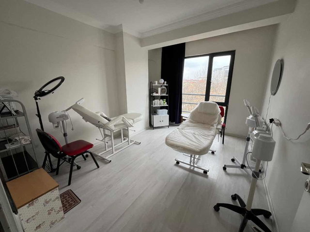 ÖĞRETMEN EVİ KARŞISINDA 2+1 SATILIK OFİS (MESKEN)