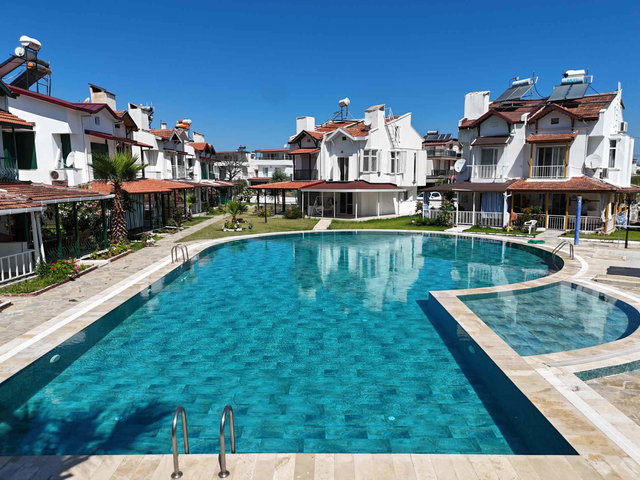 GÜZELÇAMLI TUSE SİTESİNDE, BÜYÜK HAVUZLU SİTEDE FERAH 3+1 VİLLA