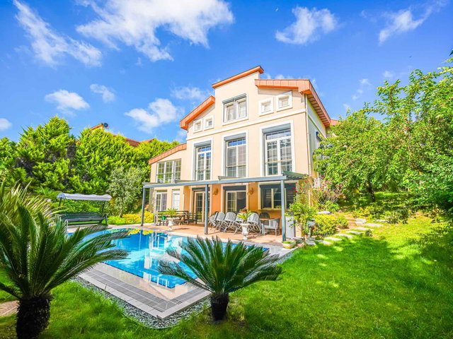 USKUMRUKÖY TEPEORA SİTESİNDE DEKORASYONLU TAM MÜSTAKİL VİLLA