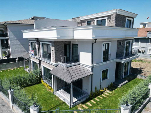 SERDİVAN KÖPRÜBAŞI 5+1 CADDE ÜZERİ VİLLA