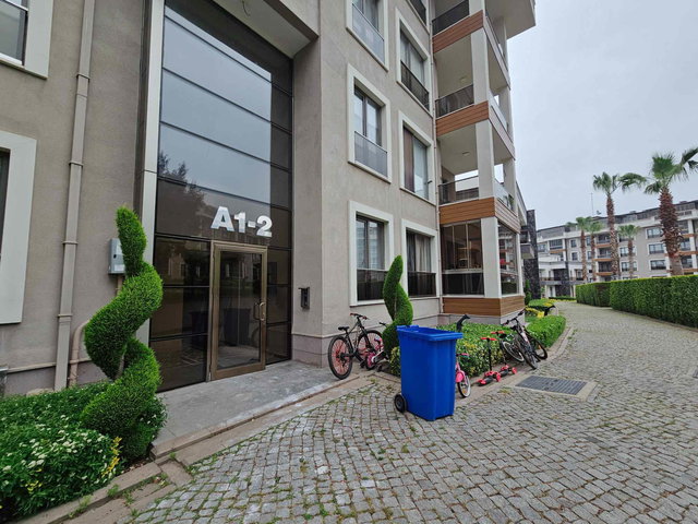 BAŞİSKELE TERAS MARMARA SİTESİ SATILIK DÜZ BAHÇELİ GENİŞ 3+1