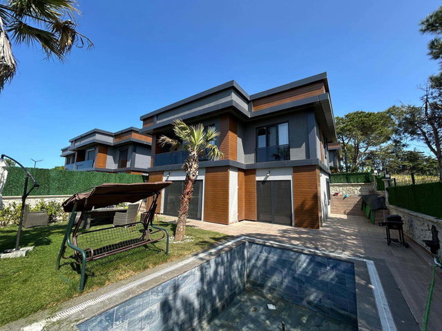 REMAX FALKON'DAN DURUSU TERKOS COUNTRY'DE SATILIK LÜKS VİLLA!