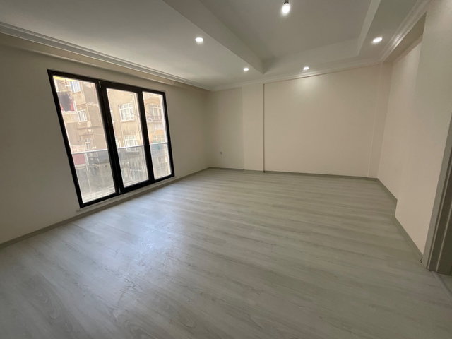 ŞİRİNEVLER METROBÜSE BEŞ DAKİKA MESAFEDE SATİLİK 2+1 DAIRE