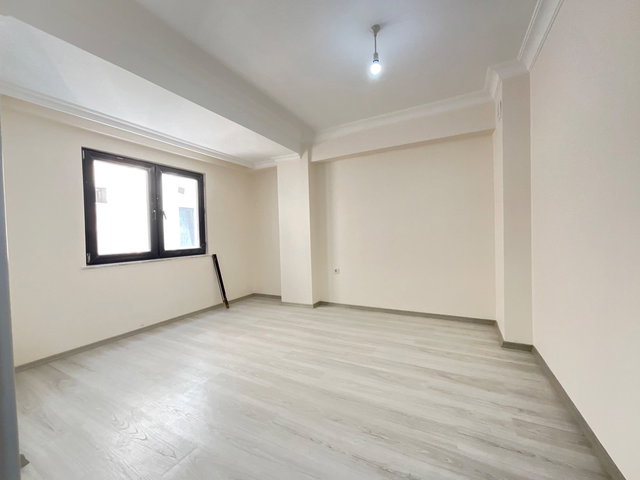 ŞİRİNEVLER METROBÜSE BEŞ DAKİKA MESAFEDE SATİLİK 2+1 DAIRE