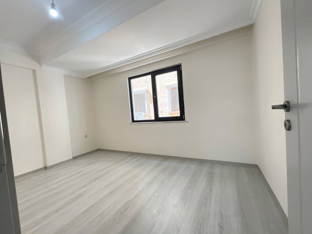 ŞİRİNEVLER METROBÜSE BEŞ DAKİKA MESAFEDE SATİLİK 2+1 DAIRE