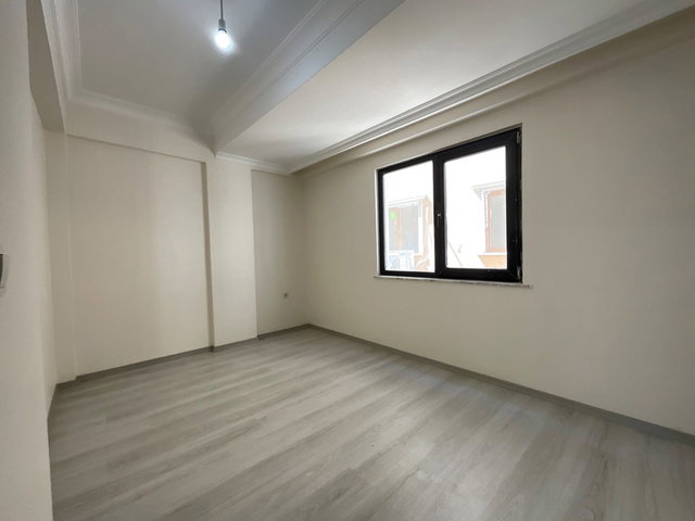 ŞİRİNEVLER METROBÜSE BEŞ DAKİKA MESAFEDE SATİLİK 2+1 DAIRE