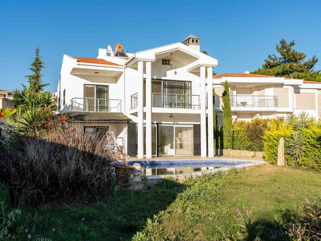 KUŞADASI SOĞUCAKTA DENİZİN VE YEŞİLİN BİRLEŞTİĞİ EŞSİZ MANZARALI 5+1 VİLLA