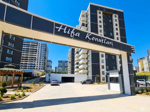CUMHURİYET MAHALLESİ HİFA KONUTLARI'NDA SATILIK LÜKS 4+1 DAİRE
