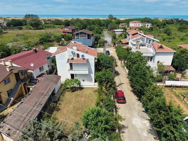 ANA YOLA CEPHE İKİ PARSEL TEK BİNA